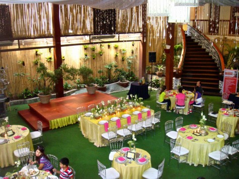 Another venue they are offering. The Venus Garden, an indoor airconditioned garden venue with mezzanine that can accomodate 350pax. At the time they were holding a food tasting and this is their chosen setup.